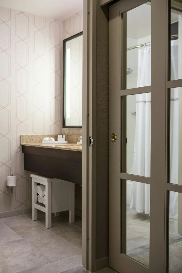 غرفة ديلوكس كبيرة بسرير كينج مع أريكة لذوي الإعاقة، Courtyard New York Manhattan/Midtown East 10/10