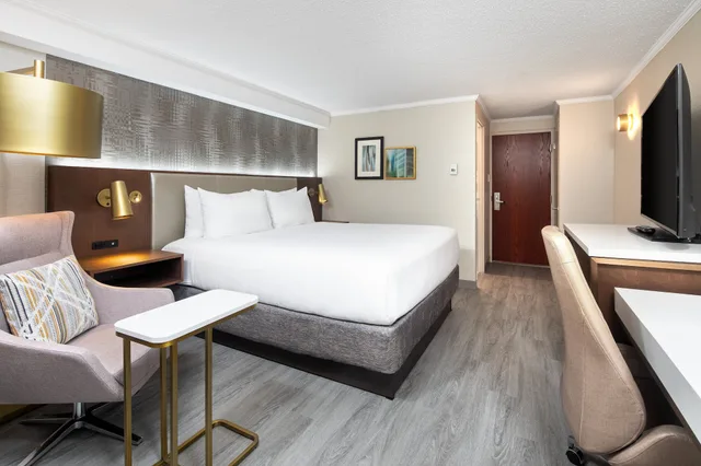 Standard, King Bed, Crowne Plaza Toronto Airport 3/9