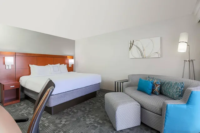 غرفة بسرير كينج بحوض استحمام لذوي الإعاقة، Courtyard by Marriott Monroe 1/1