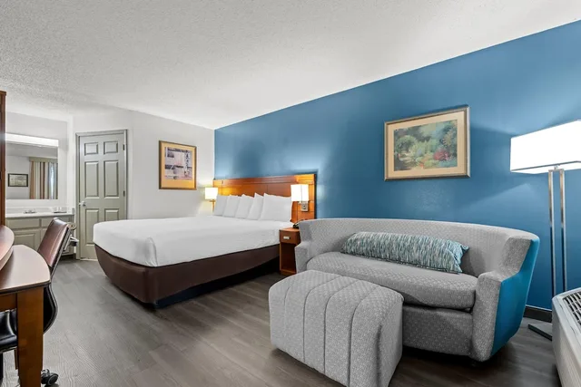Standard, King Bed, Baymont by Wyndham Tuscaloosa 5/10