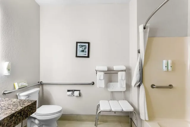 غرفة مفردة بسرير كوين، Quality Inn Beloit 2/2