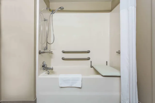 غرفة قياسية بسرير كينج لذوي الإعاقة، Ramada By Wyndham Hendersonville 4/5