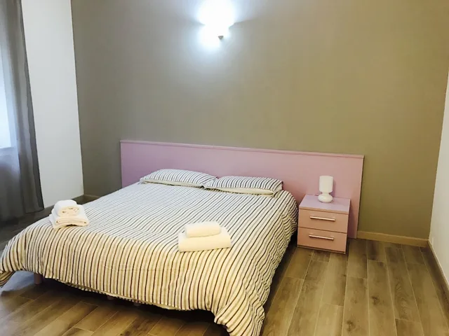 1 Bedroom, Basic, Queen Bed, Shared Bathroom, Simoni 10 3/6