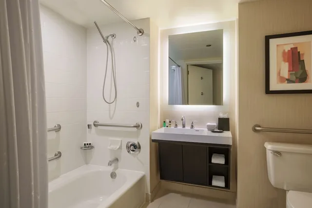 غرفة كلوب بسريرين مزدوجين لذوي الإعاقة، Sheraton Grand Chicago Riverwalk 3/3