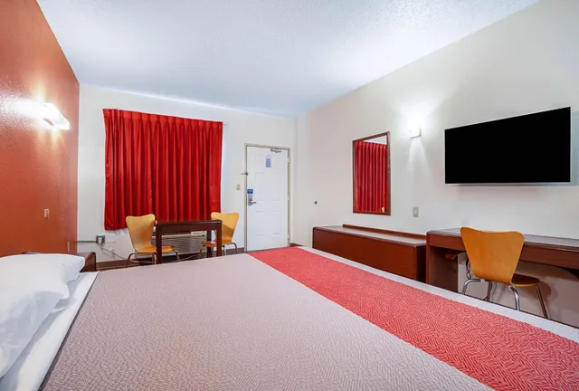غرفة بسرير كينج لذوي الإعاقة، Motel6 Covington, TN 4/8
