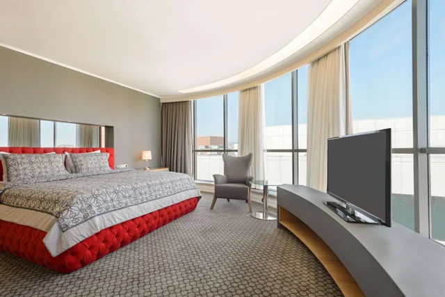 جناح عائلي ركني بسرير كينج وسريرين منفصلين للمدخنين، Ramada Plaza by Wyndham Eskisehir 1/3