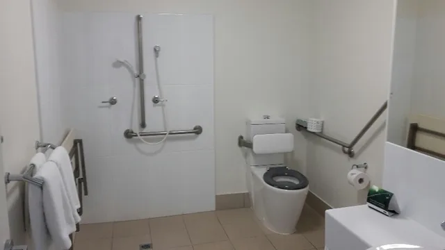 غرفة بسرير مزدوج لذوي الإعاقة، MainStay Suites Townsville 3/4