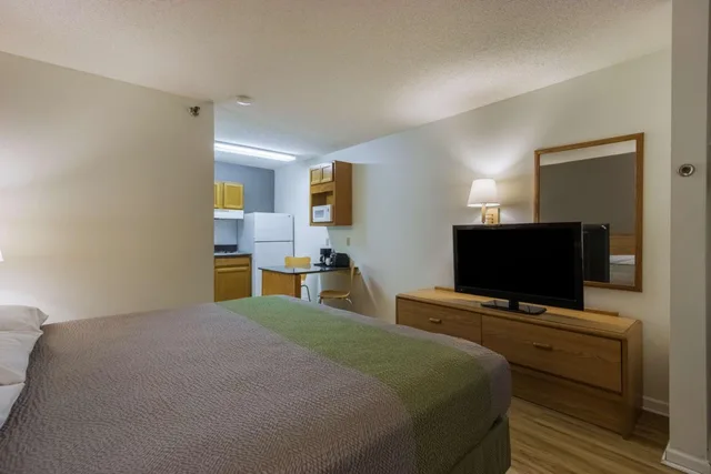 1 Queen Bed ADA/RI Shower/Non-Smoking، Studio6 Statesboro, GA 6/9