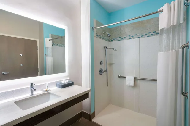غرفة بسريرين كوين، La Quinta Inn & Suites by Wyndham Forsyth 5/6