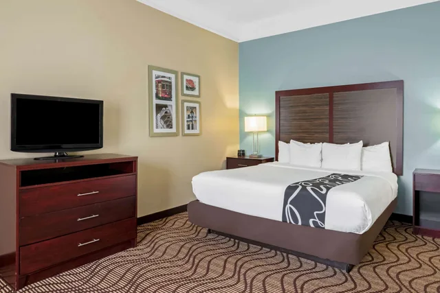 Deluxe, King Bed, Accessible, La Quinta Inn & Suites by Wyndham Houma 2/4