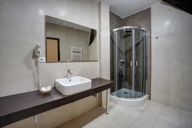 غرفة بسريرين منفصلين بشرفة، Hotel Ave Lux 8/10
