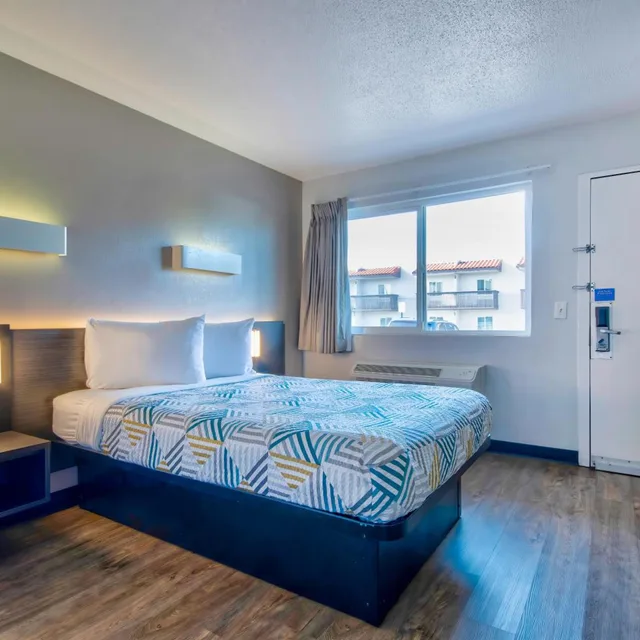 غرفة بسرير كوين للمدخنين، Motel6 Santa Fe, NM 5/10