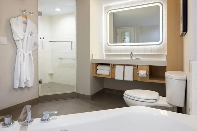 غرفة بسريرين كوين بإطلالة على المدينة مع أريكة، Delta Grand Okanagan Resort 3/4