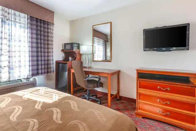 غرفة بسرير كينج مع أريكة يُسمح فيها بالحيوانات الأليفة، Quality Inn & Suites Goodyear - Phoenix West 6/10