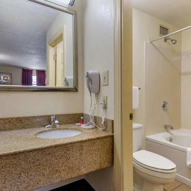 غرفة بسرير كينج بحوض جاكوزي، Econo Lodge Fayetteville, NC 6/6