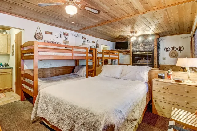 غرفة قياسية بسرير كوين بمطبخ صغير، Heavenly Valley Lodge 2/2