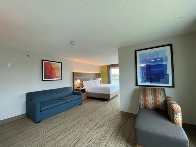 جناح بسرير كينج مع أريكة، Holiday Inn Express Suites Somerset Central 1/8