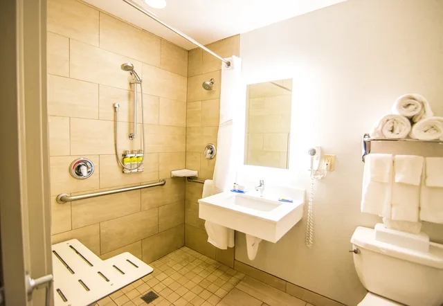 Standard, Queen Bed, Holiday Inn Express Philadelphia Ne - Langhorne 3/3