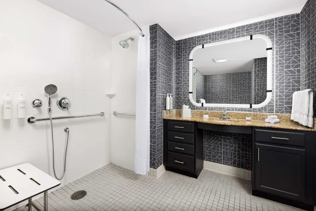 جناح بسرير كينج بحوض استحمام لذوي الإعاقة، Homewood Suites by Hilton Manchester/Airport 4/4