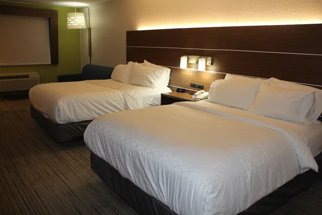 غرفة قياسية بسريرين كوين مع أريكة، Holiday Inn Express Hotel Suites Raton 1/10