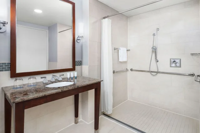 غرفة تقليدية بسريرين مزدوجين بإطلالة على المدينة، The Westin Washington National Harbor 7/7
