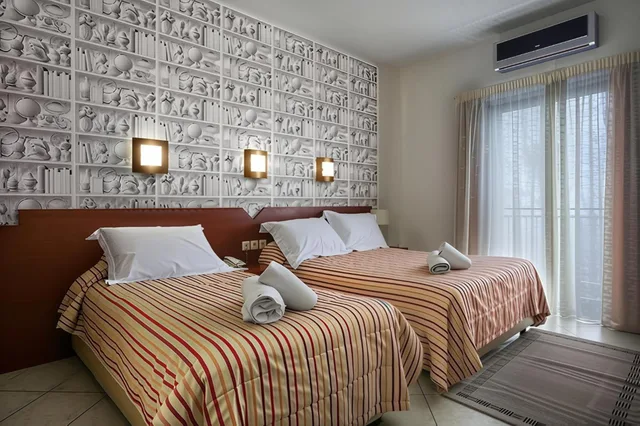 غرفة ثلاثية، Life Hotel 1/3
