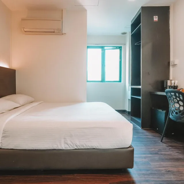 غرفة متصلة، A Hotel Desker 1/10