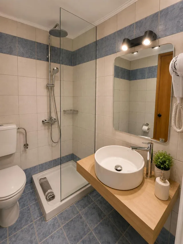 غرفة ثلاثية، CASTRO HOTEL 6/10