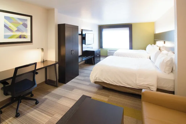 جناح بسريرين كوين مع أريكة، Holiday Inn Express Hotel And Suites Worthington 1/3
