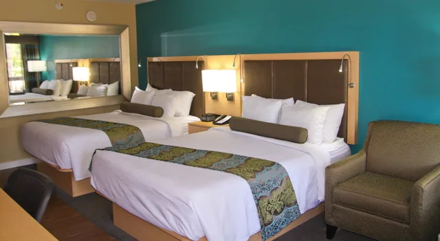 غرفة قياسية بسريرين كوين بإطلالة على الجبل، Best Western Plus South Coast Inn 1/10
