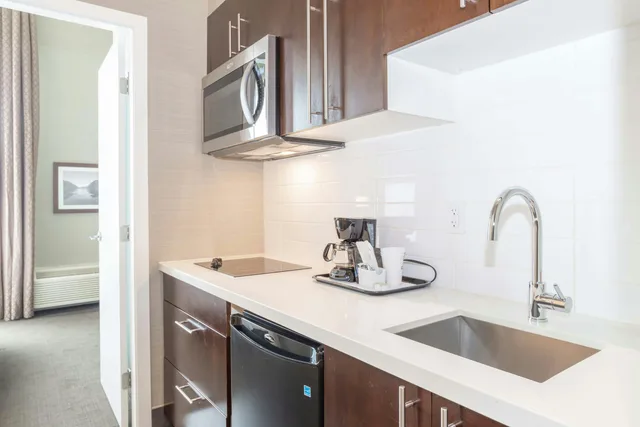 جناح بسرير كينج بمطبخ صغير، Sandman Hotel Abbotsford Airport 3/5