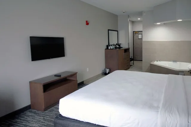 Suite, King Bed, Jetted Tub, Accessible, Country Inn and Suites by Radisson Council Bluffs IA 5/9