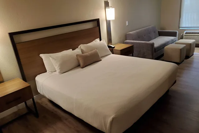 جناح تنفيذي بسرير كينج مع أريكة بمطبخ، Wyndham Garden San Diego near SeaWorld 1/6