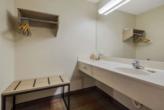 Room, 2 Double Beds, Rodeway Inn Ardmore I-65 4/5