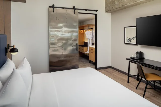 جناح بسرير كينج لذوي الإعاقة، Canopy by Hilton Nashville Downtown The Gulch 5/9