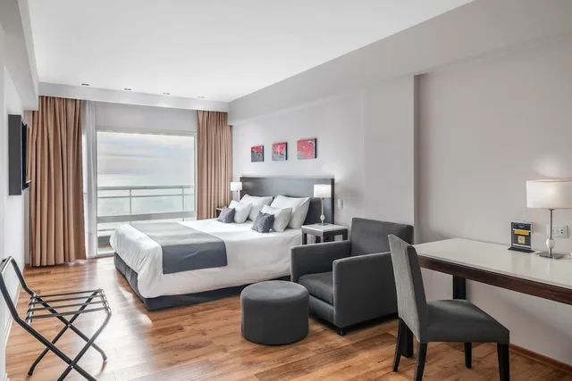غرفة بسرير كوين بإطلالة على البحر بشرفة، Dazzler By Wyndham Puerto Madryn 4/8