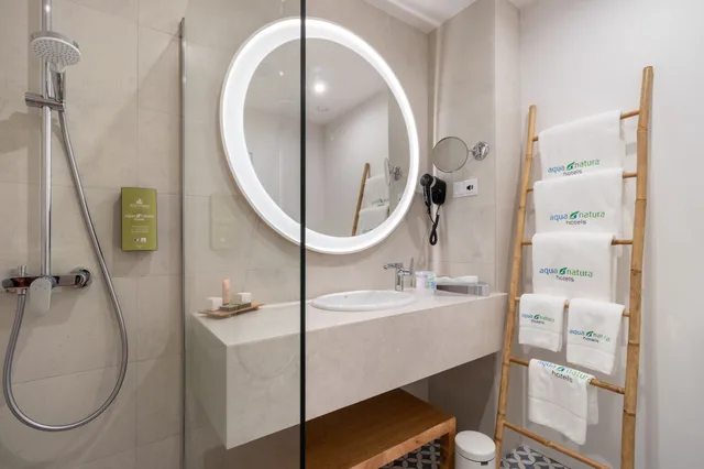 غرفة بسريرين منفصلين بإطلالة على البحر، Aqua Natura Bay 5/6