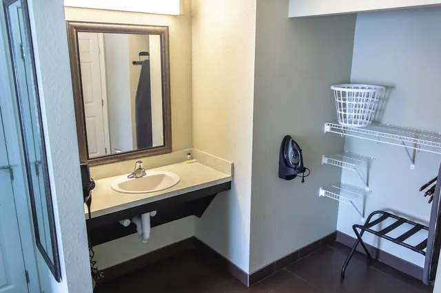 جناح بسرير كينج بغرفة نوم واحدة بمطبخ لذوي الإعاقة، Staybridge Suites Minot 4/5