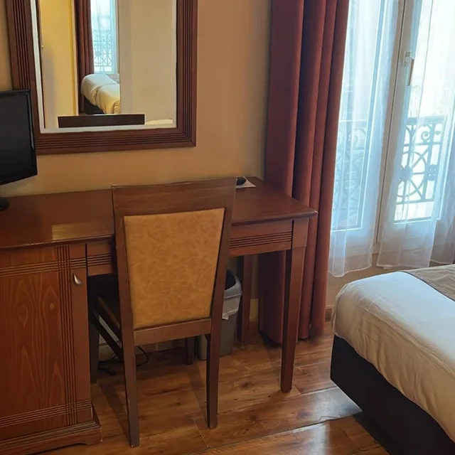 غرفة ثلاثية، 121 Hotel Paris 8/10