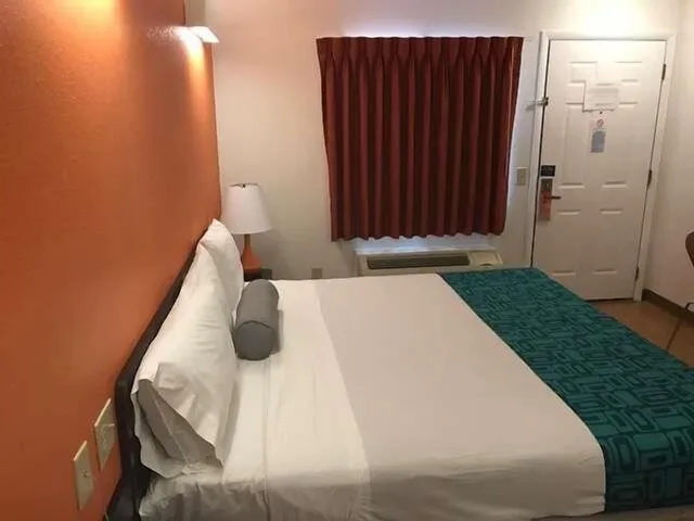 غرفة بسرير كينج، Howard Johnson By Wyndham Lake George 2/9