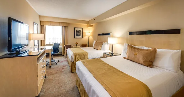 غرفة قياسية بسرير كينج وسريرين كوين، Monte Carlo Inns And Suites Downtown Markham 1/10