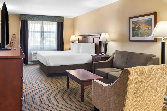 غرفة شهر العسل بسرير كينج بحوض جاكوزي، Best Western Plus Osoyoos Hotel And Suites 2/8