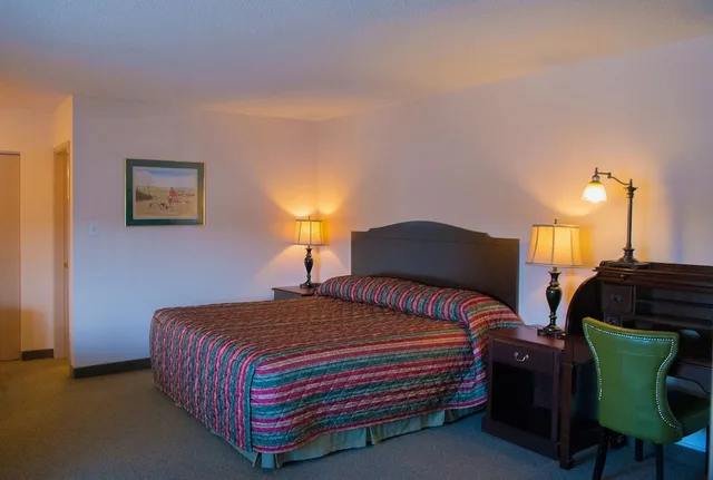 Room, King Bed, Gramas Inn 2/4