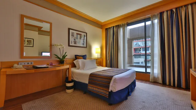 غرفة قياسية بسرير كينج بإطلالة على المدينة، Crowne Plaza Hotel Beirut 4/10