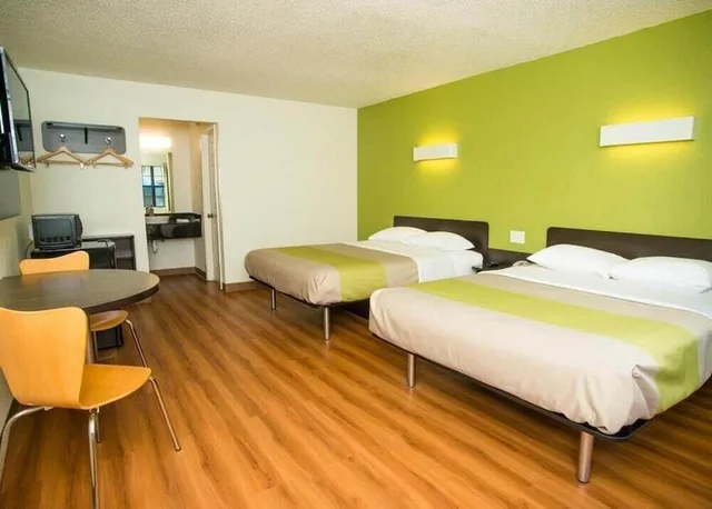 غرفة قياسية بسريرين كوين للمدخنين، Motel6 Palestine, TX 1/5