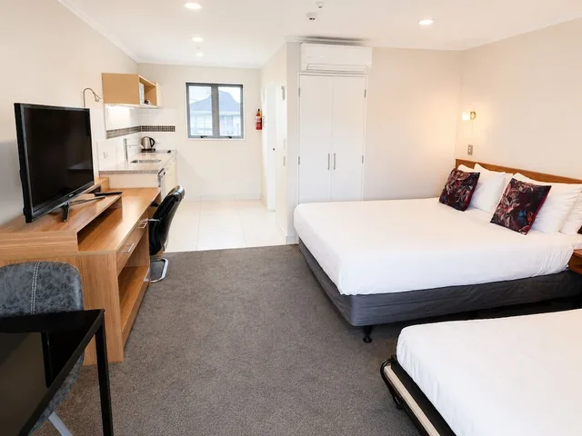 غرفة تنفيذية بسرير مزدوج وسرير فردي، Dupont Executive Motels 3/9