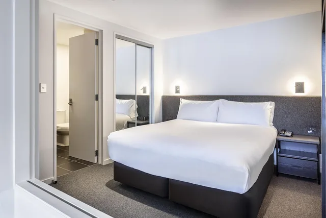 إقامة ديلوكس بسرير كينج وسريرين منفصلين بإطلالة على البحيرة بغرفتي نوم، Hilton Queenstown Resort and Spa 3/10