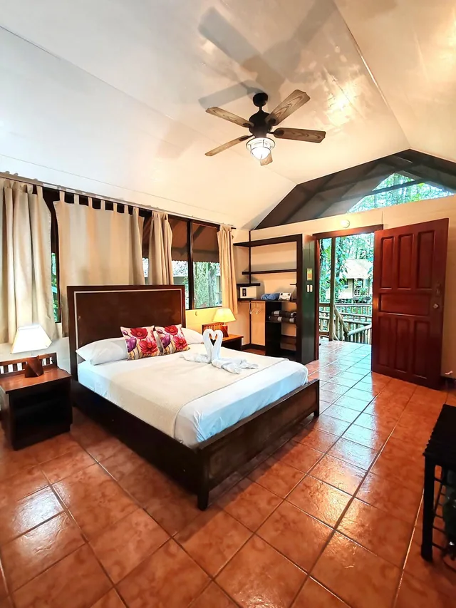 Standard, Evergreen Lodge 2/3