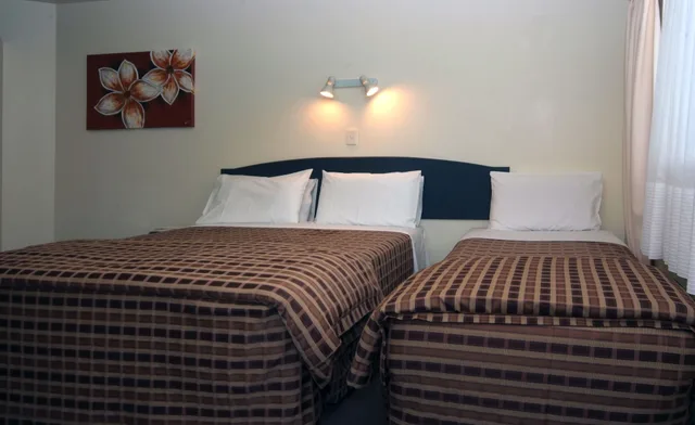 Spa, Family, Suite, Queen and Twin Beds, Ground Floor، Baycourt Lakefront Motel 2/9