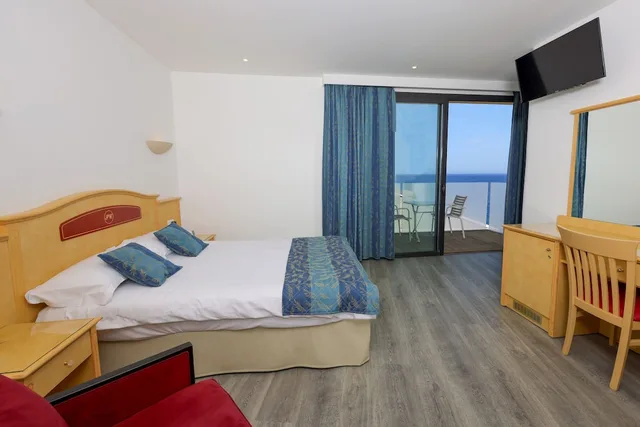 غرفة قياسية رباعية بسرير مزدوج وسريرين منفصلين بإطلالة جزئية على البحر، Hotel Saint Christophe Calvi (ex Saint Christophe Corsica) 1/5